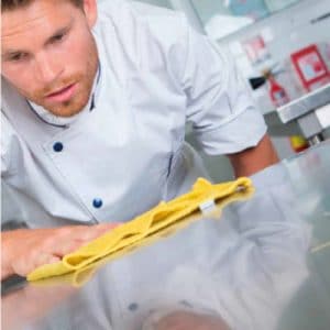 homme essuie plan de travail cuisine