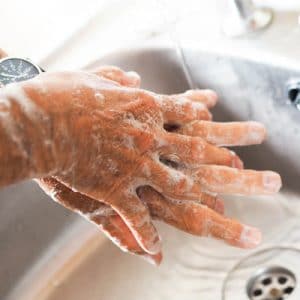 personne se lave les mains